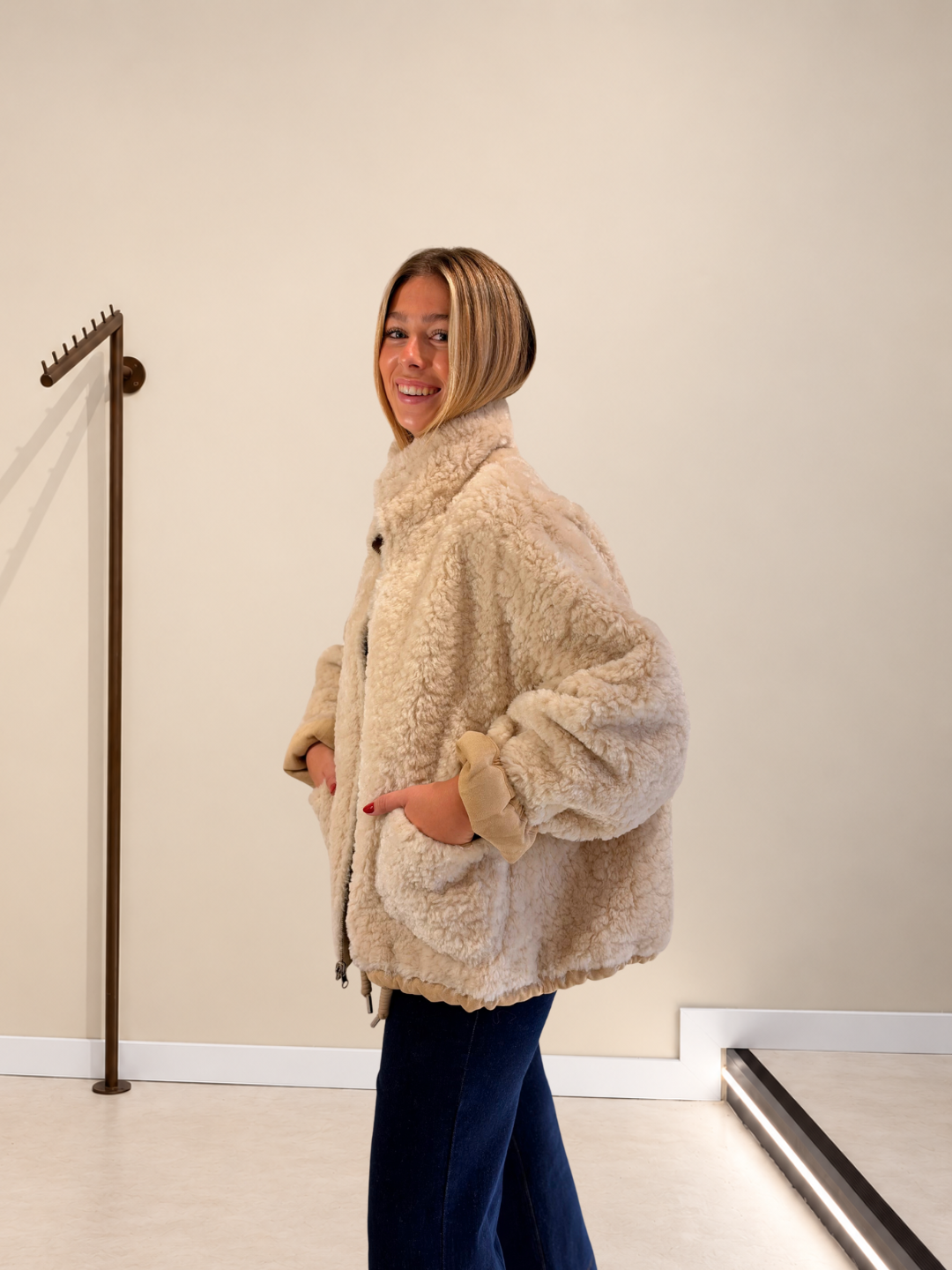 Abrigo Dakota reversible beige de pelo, vista de tres cuartos