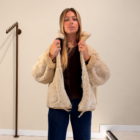 Abrigo Dakota reversible beige de pelo abierto con vaqueros