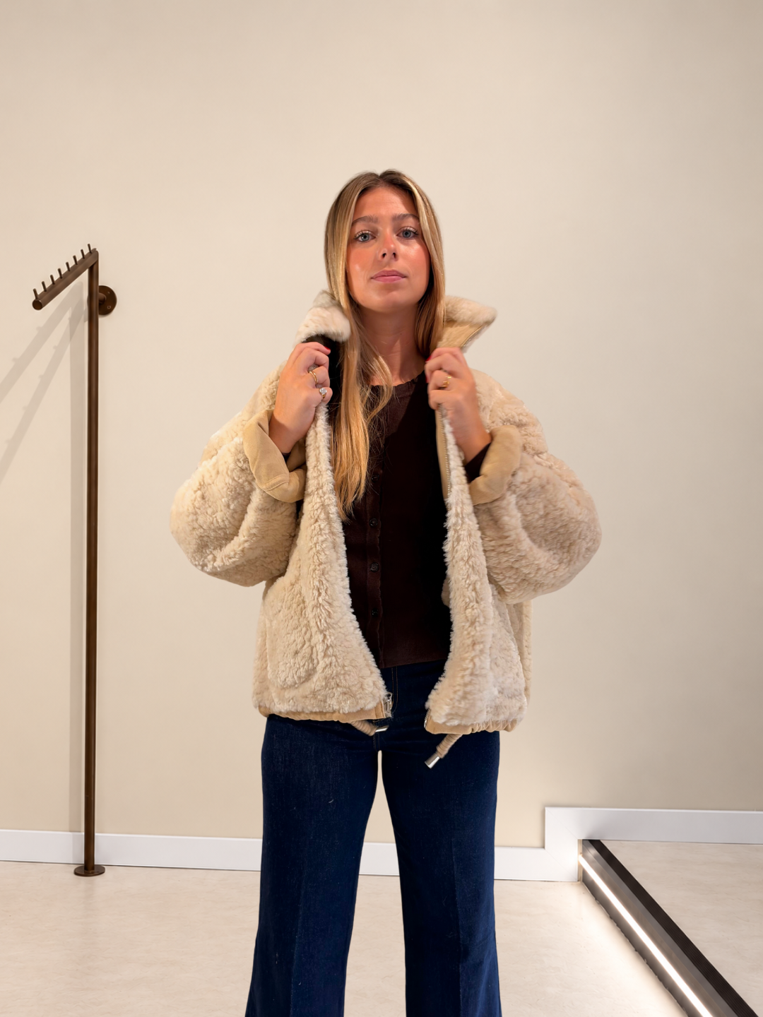 Abrigo Dakota reversible beige de pelo abierto con vaqueros