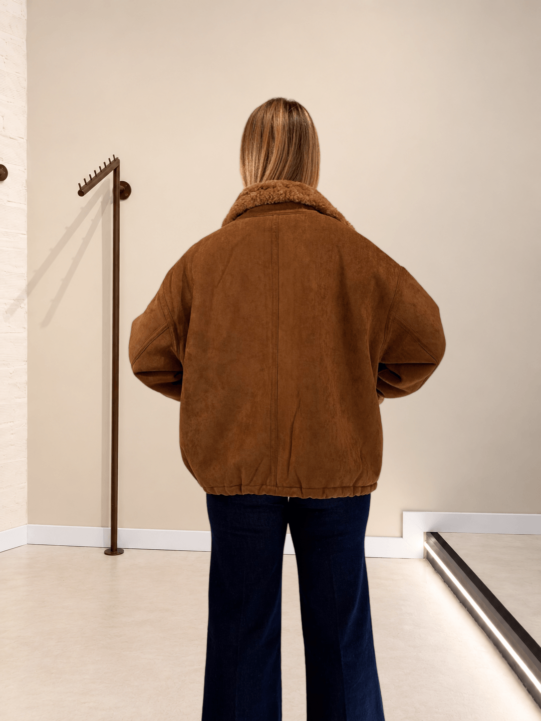Espalda del Abrigo Dakota reversible en antelina marrón con bajo ajustable