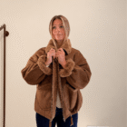 Abrigo Dakota reversible marrón de antelina abriéndose para mostrar el pelo interior