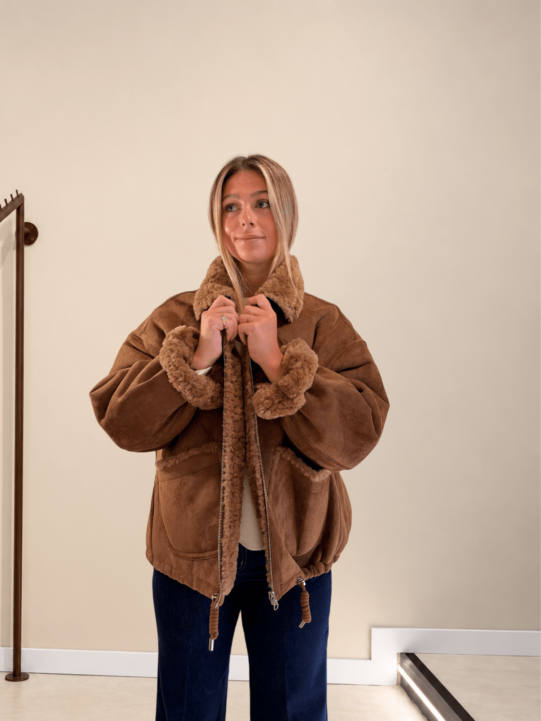 Abrigo Dakota reversible marrón de antelina abriéndose para mostrar el pelo interior