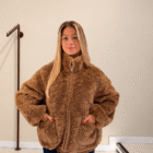 Abrigo Dakota reversible marrón por la cara de pelo, cerrado con cremallera