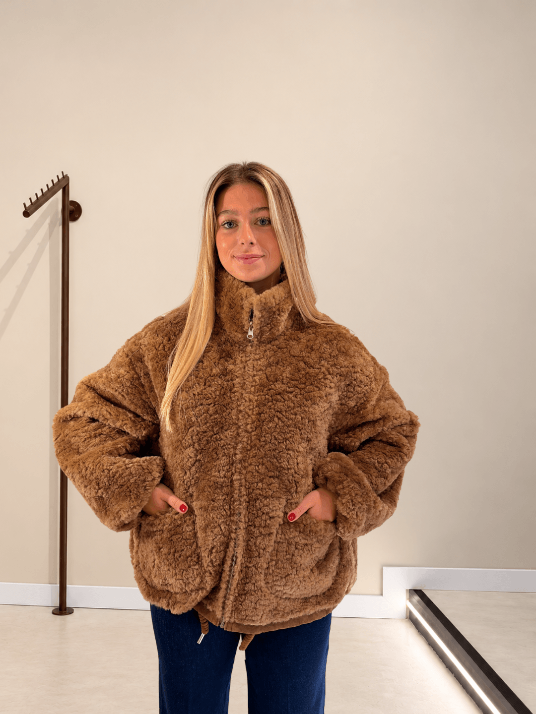 Abrigo Dakota reversible marrón por la cara de pelo, cerrado con cremallera