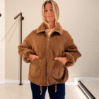 Abrigo Dakota reversible marrón con cremallera y bolsillos de pelo