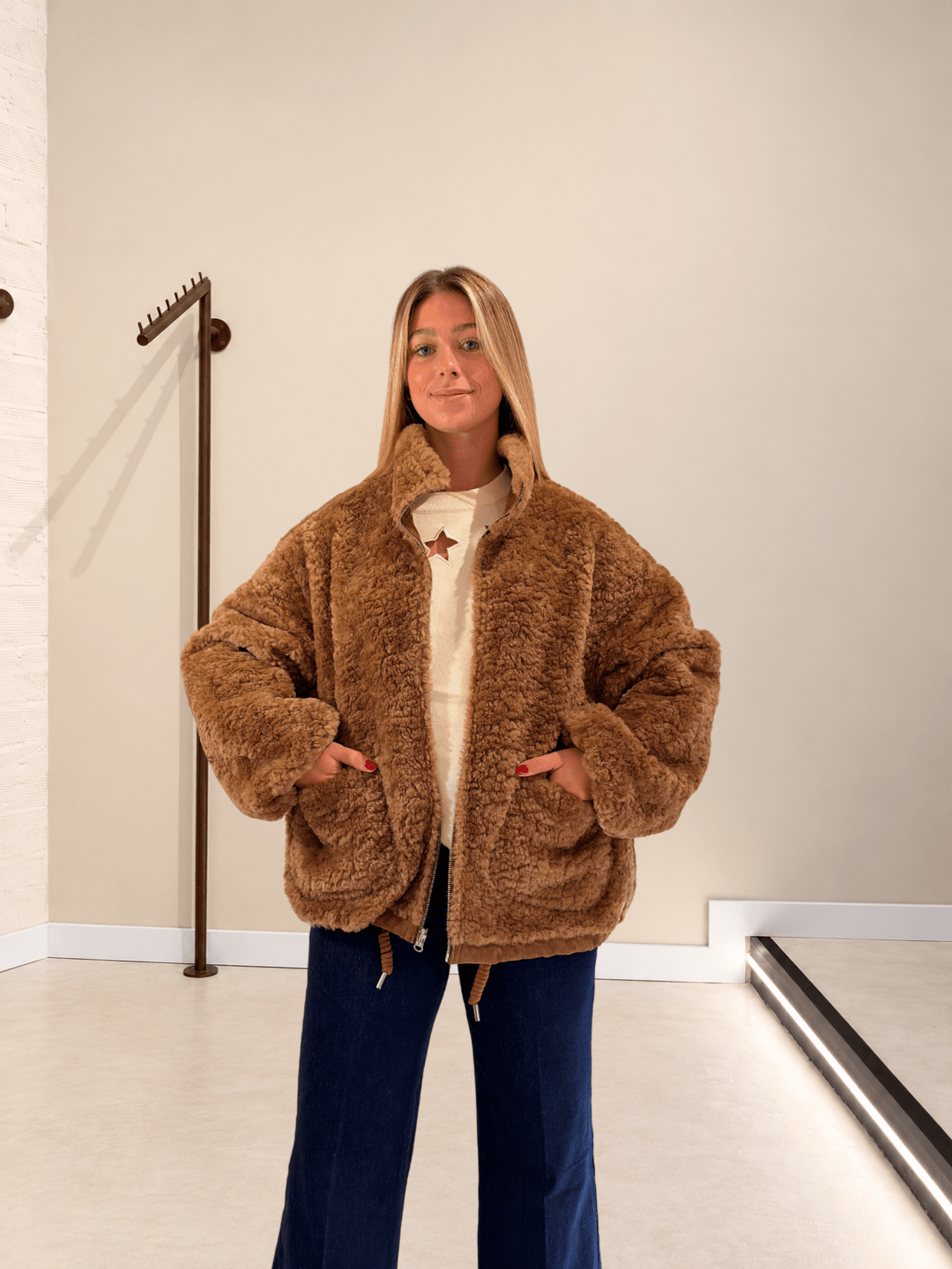 Abrigo Dakota reversible marrón por la cara de pelo, de frente con jersey crudo