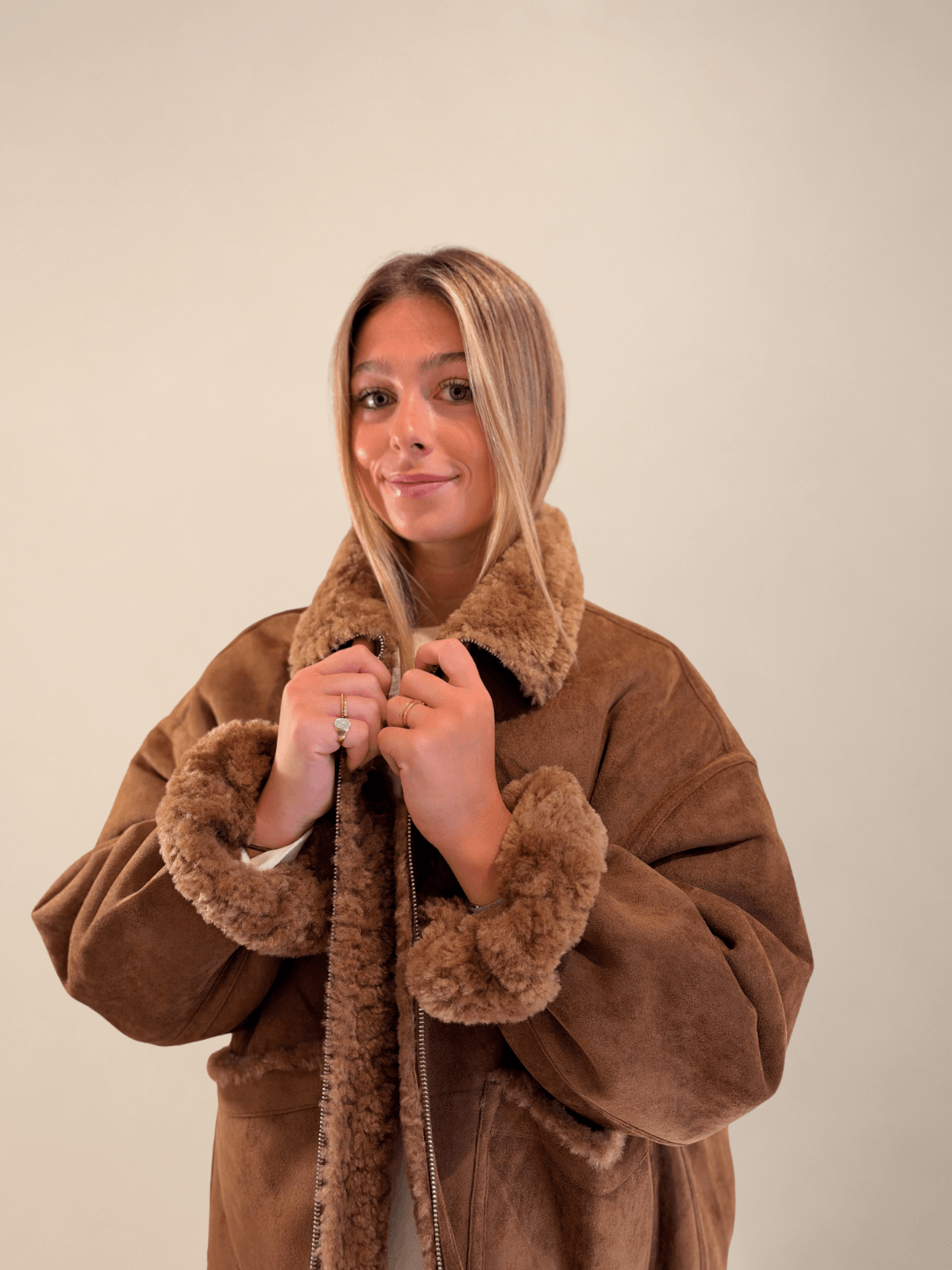 Abrigo Dakota reversible marrón de antelina con cuello de pelo cerrado