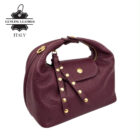 Bolso Media Luna de piel italiana en burdeos sobre fondo blanco