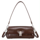 Bolso Dakota marrón café con cierre de pasador plateado, sobre fondo blanco