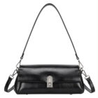 Bolso Dakota negro de asa corta con cierre metálico, sobre fondo blanco