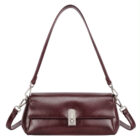 Bolso Dakota en burdeos con asa al hombro, sobre fondo blanco