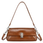 Bolso Dakota en marrón cuero claro, sobre fondo blanco