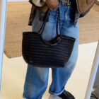 Bolso Indira de piel trenzada negra con vaqueros anchos y mocasines