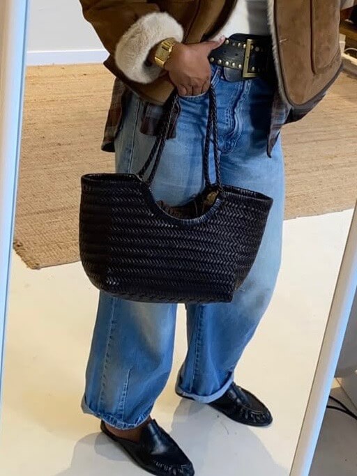 Bolso Indira de piel trenzada negra con vaqueros anchos y mocasines