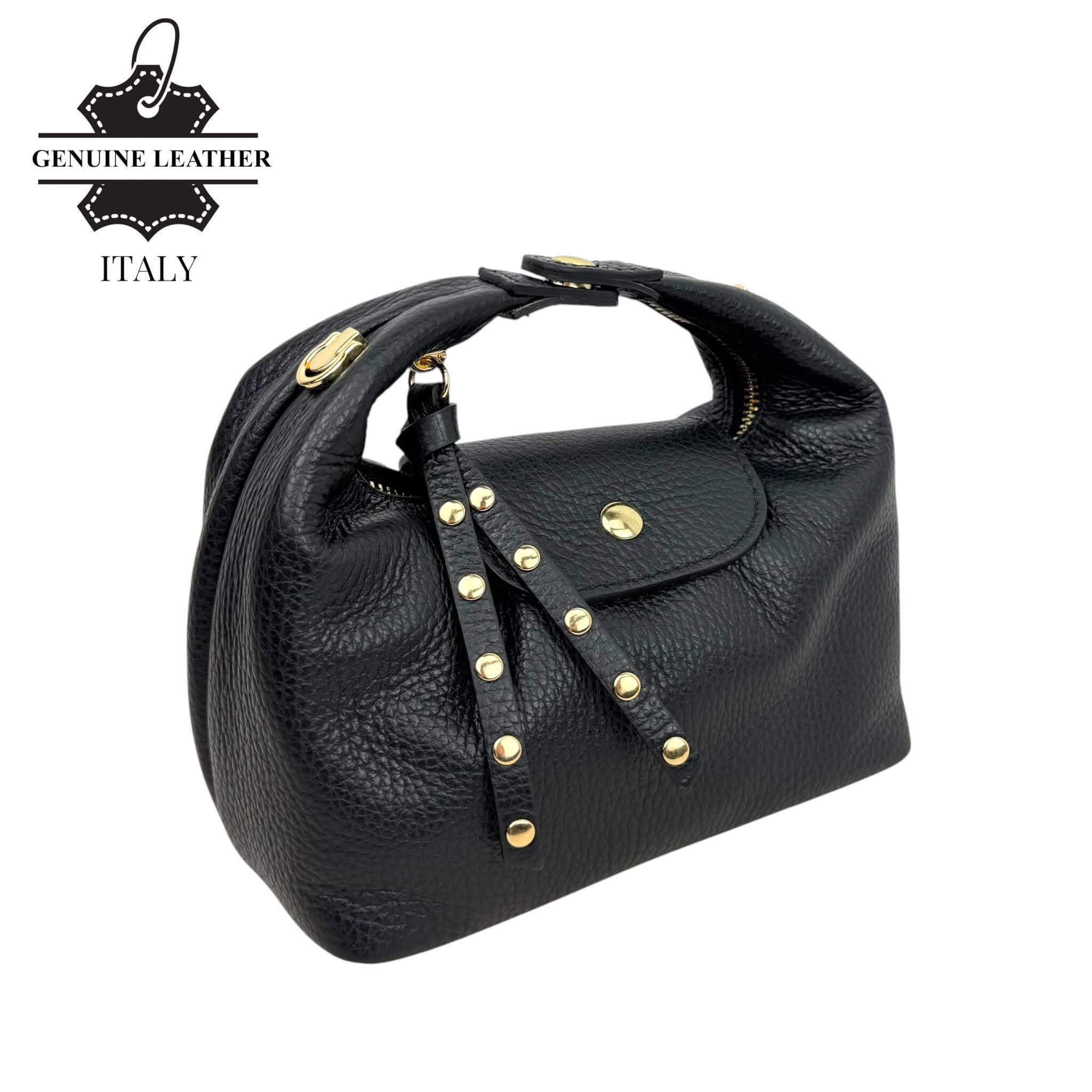 Bolso Media Luna de piel italiana negro con tachuelas doradas sobre fondo blanco
