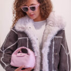 Detalle del Bolso Media Luna de piel italiana rosa con chaqueta de borreguito