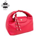 Bolso Media Luna de piel italiana en rojo frambuesa sobre fondo blanco