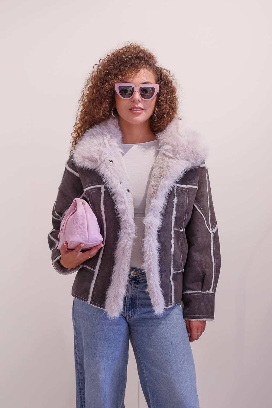 Bolso Media Luna de piel italiana rosa con chaqueta de antelina y borreguito y gafas rosas