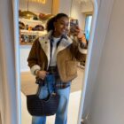 Clienta haciéndose una foto en el espejo de la tienda Carolé con el Bolso Indira